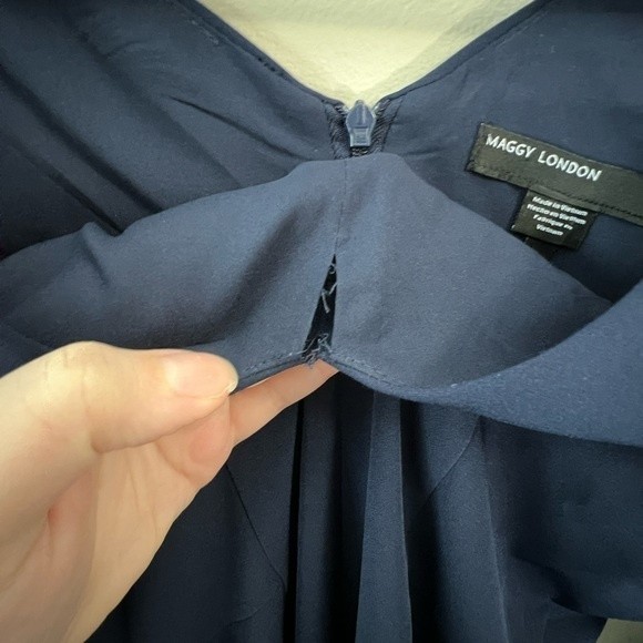 Maggy London Cold Shoulder Dress Size 0 NWT - Picture 6 of 8